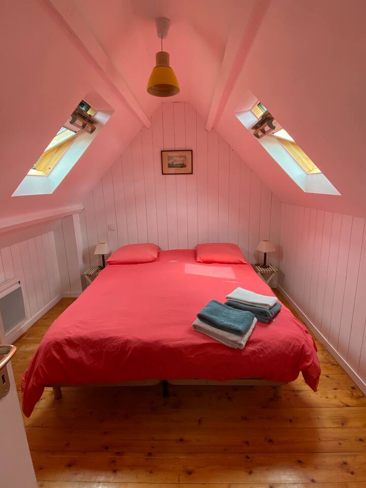 Primer dormitorio, cama doble cómoda, estantes