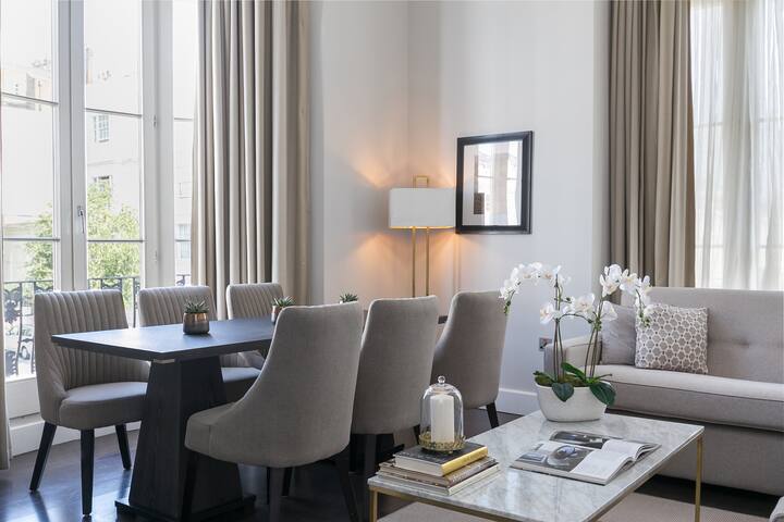 Luxe 2 bed with balcony Lift & A/C in Paddington gallery image 5