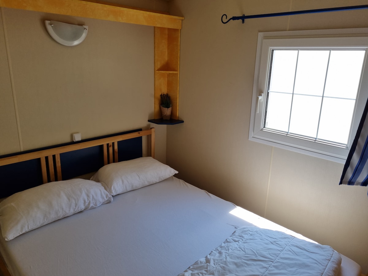 1 ორადგილიანი საწოლიანი საძინებელი