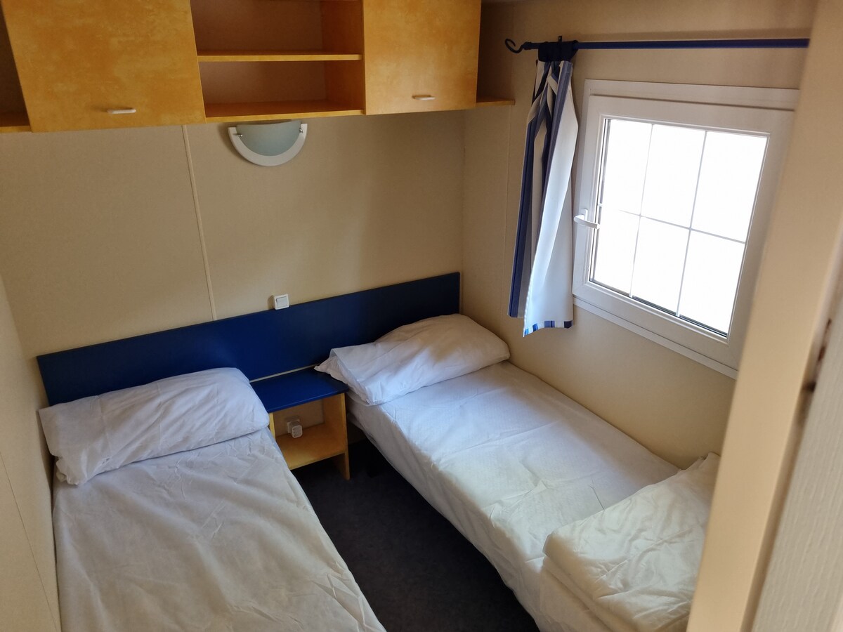 1-ლი საძინებელი ორი ერთადგილიანი საწოლით