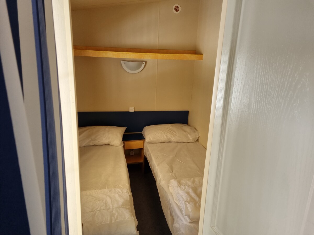 მე-2 საძინებელი ორი ერთადგილიანი საწოლით