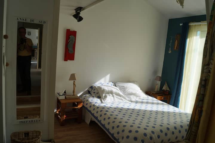 Dhoma e gjumit 3 me mezzanine ,dush, tualet, dollap.