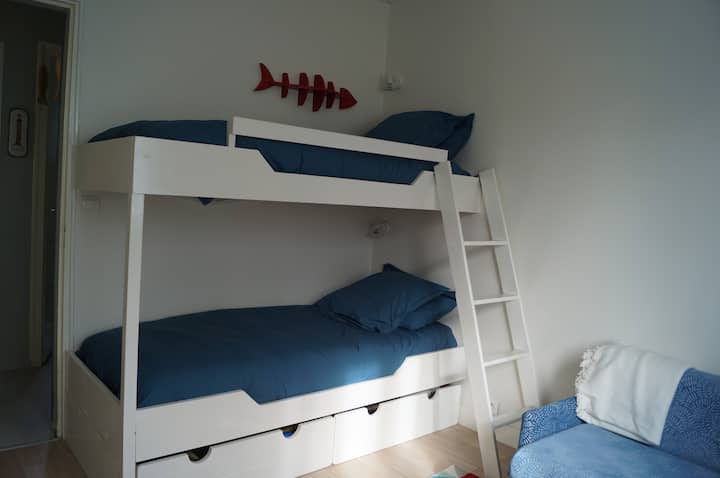 Dhomë gjumi me 2 krevate, dollap