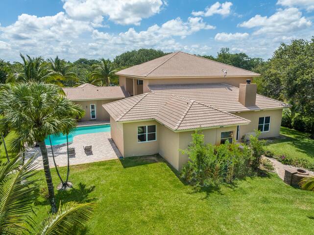 Luxurious Parkland Mansion w/ Private Guest House gallery image 5