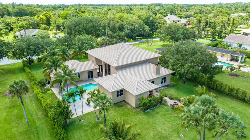 Luxurious Parkland Mansion w/ Private Guest House gallery image 3