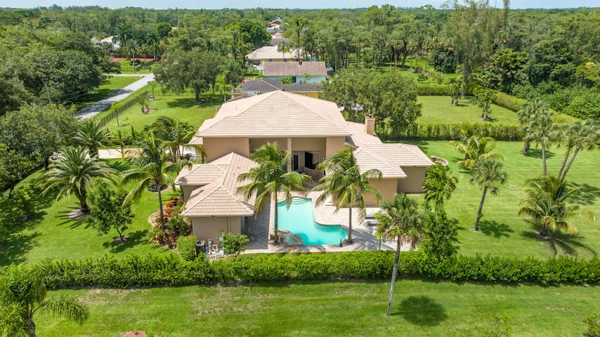 Luxurious Parkland Mansion w/ Private Guest House gallery image 2