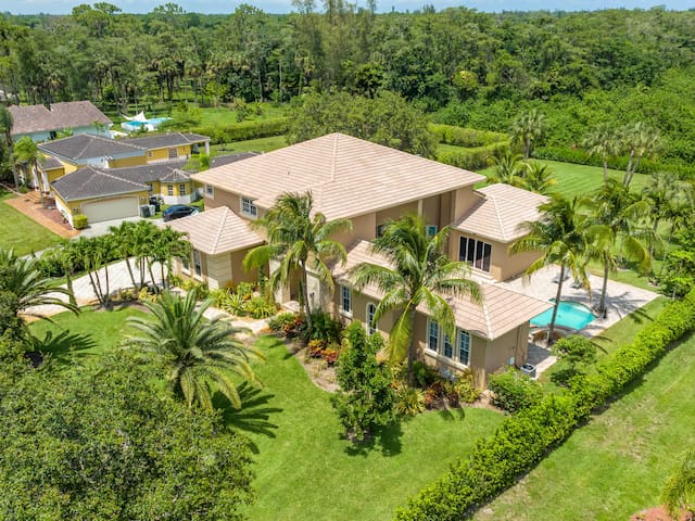 Luxurious Parkland Mansion w/ Private Guest House