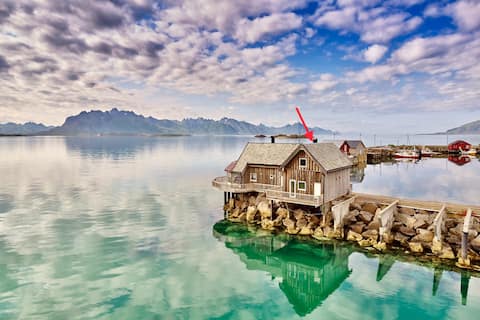 Idyllic cottage by the lake in Vesterålen - Lofoten.