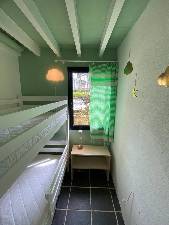 Dhomë gjumi në katin përdhes, krevate marinarë 80x180 cm, grilë druri. Dritarja ka pamje nga parkingu i vogël i vilave (të qeta).
Churchill Green Painting nga Little Green.