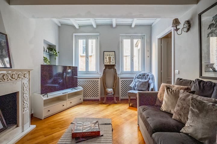 Stylish & Quiet Central Apt + AC and 2 Bathrooms