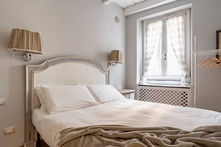 غرفة النوم الرئيسية (سرير 160 × 200 سم)