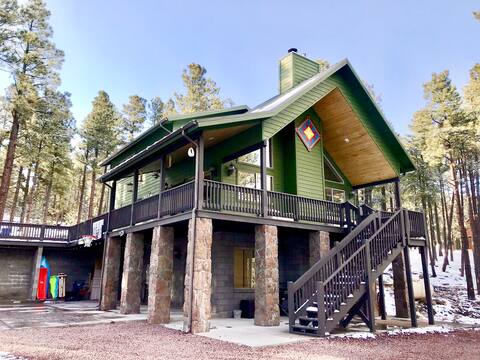Top Airbnb: 3-bedroom w/ loft, game room, hot tub, kayaks, etc in Greer