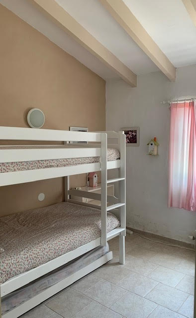 Izba s poschodovými posteľami, najmä vhodná pre deti.