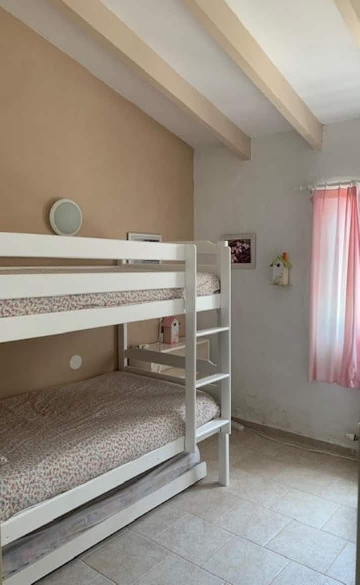 Ოთახი ორსართულიანი საწოლებით, განსაკუთრებით შესაფერისია ბავშვებისთვის.