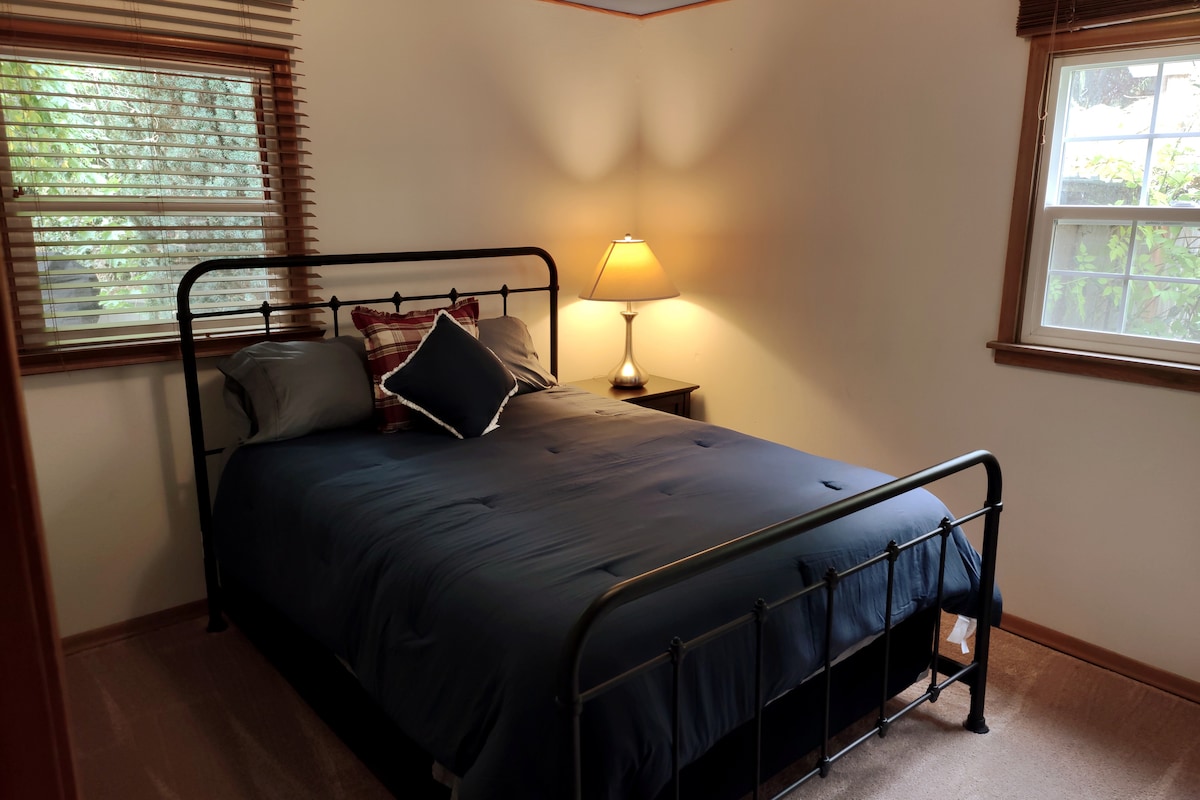 חדר שינה אחורי עם מיטת קווין סייז