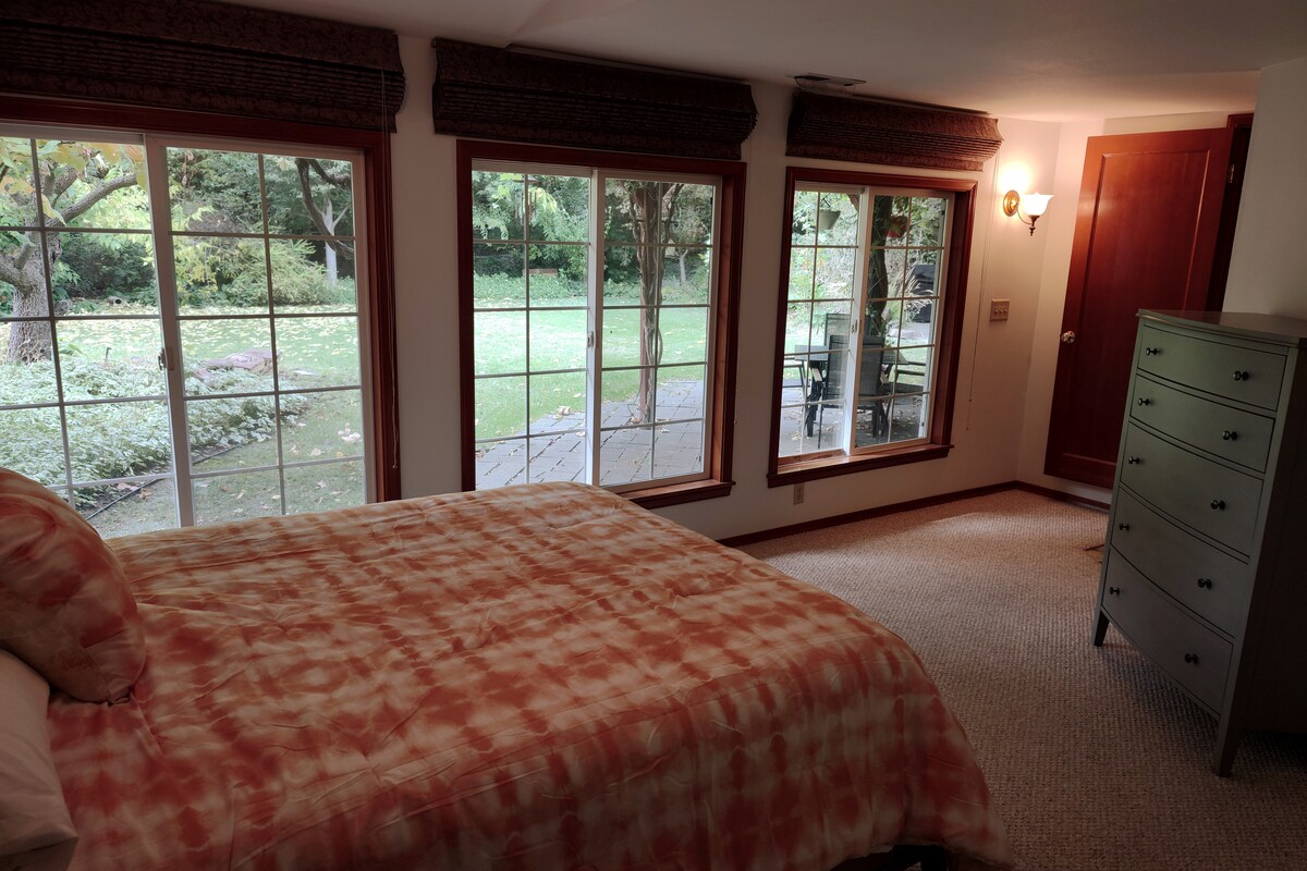 יחידת הורים עם חדר רחצה צמוד, חדר ארונות ונוף לחצר האחורית