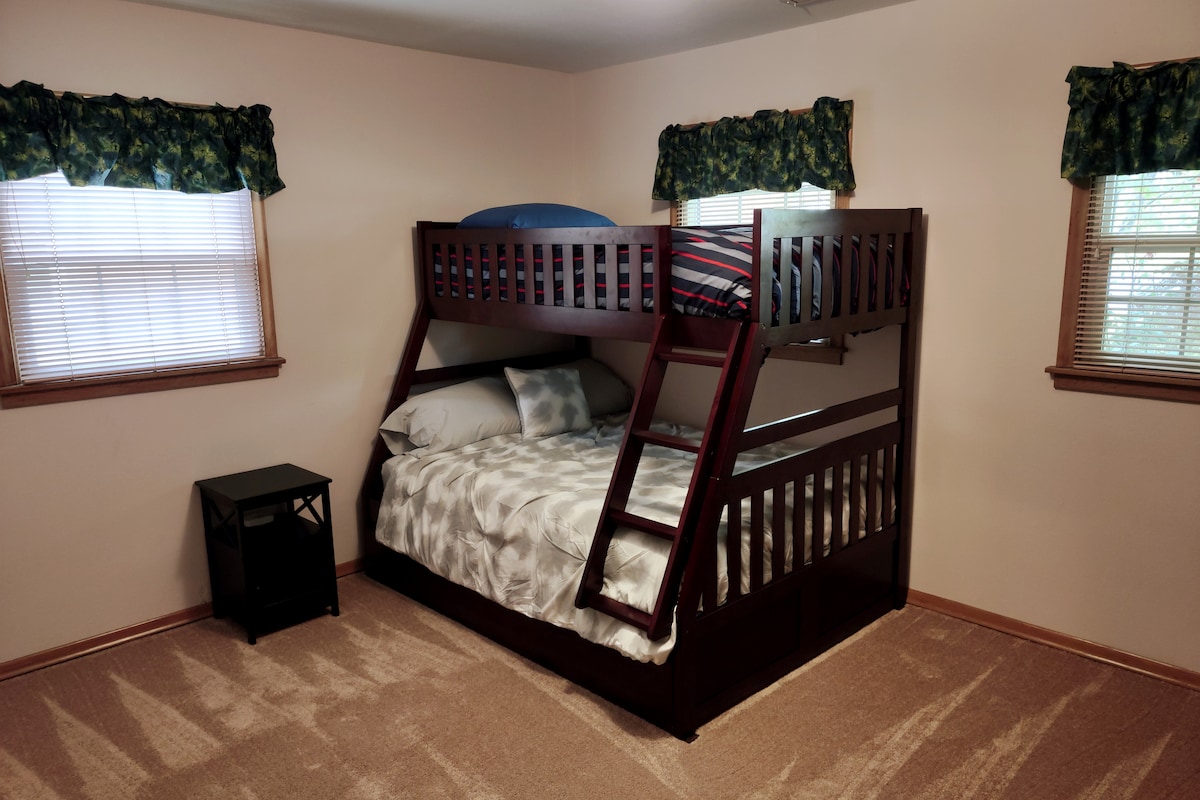 חדר שינה קדמי עם שתי מיטות זוגיות מלאות. המיטה הנפתחת מוסתרת