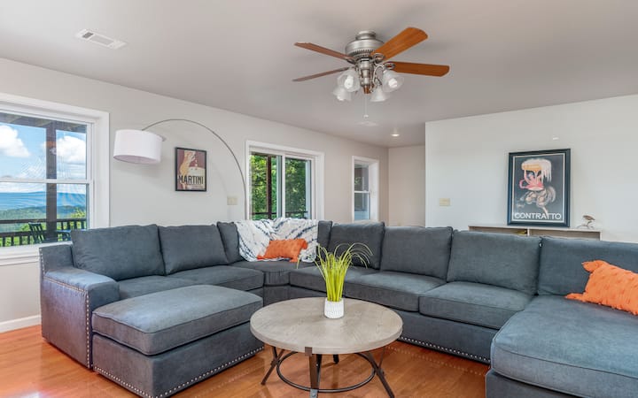 Пространа и привлечна дневна соба со голем дел и неверојатен поглед - совршена за собирање и опуштање со пријателите или семејството