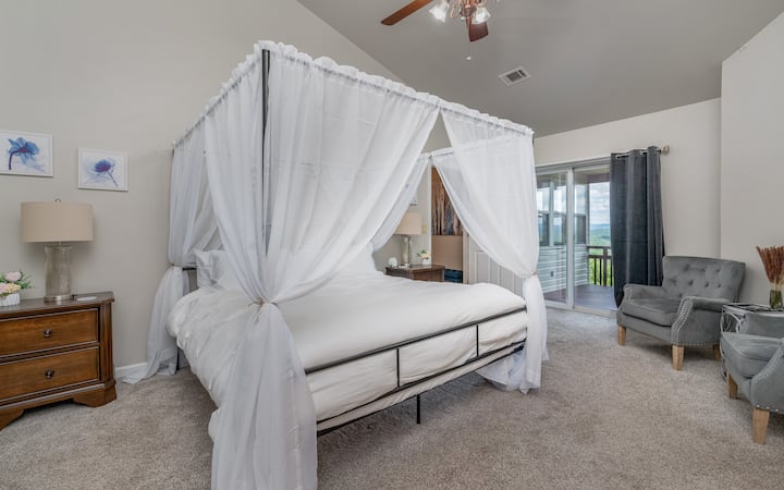 Романтична спална соба со кревет со балдахин од соништата, удобен простор за седење и мека природна светлина - вашето совршено приватно место за одмор.