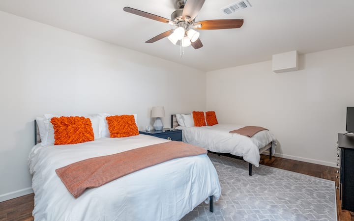 Удобна двокреветна соба со светол декор и доволно простор - идеален за семејства или пријатели кои делат соба