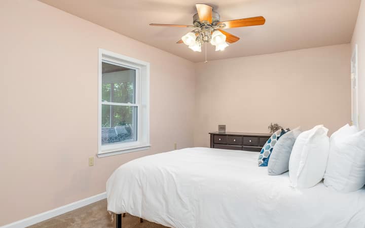 Удобна и привлечна спална соба со природна светлина и мирен амбиент - совршена за мирни ноќи