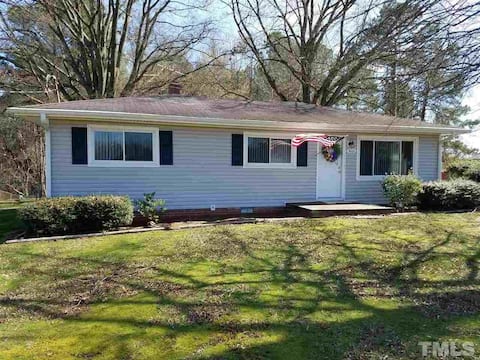 Private House One Level 3 BR Close to Everything!