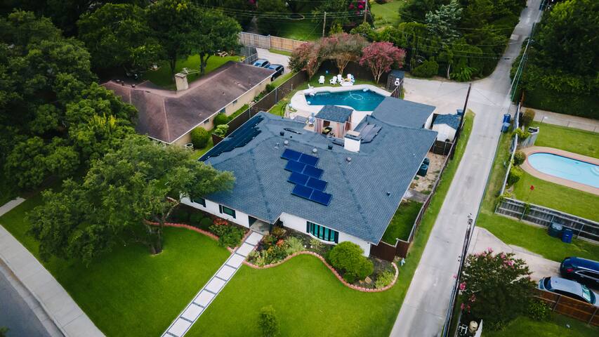 Sleeps 20 w Heated Pool & Billiards by DAL Airport gallery image 4