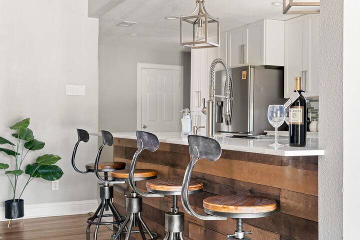 Sleeps 20 w Heated Pool & Billiards by DAL Airport gallery image 5