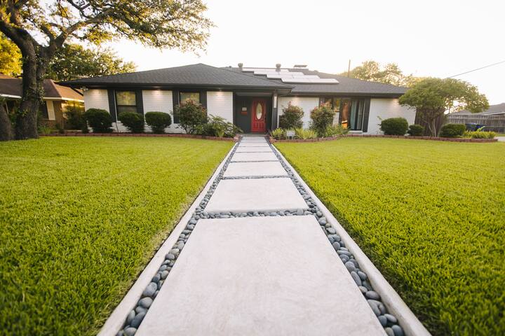 Sleeps 20 w Heated Pool & Billiards by DAL Airport gallery image 3