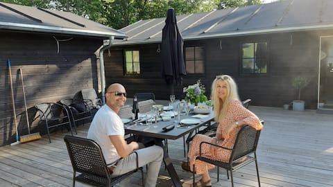 Cottage by Mossø with annex and large terrace.
