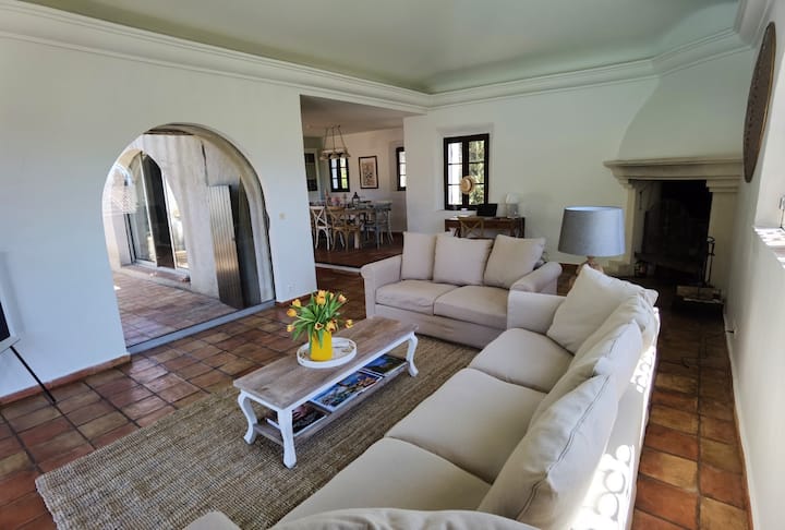 Villa Pastis, family room