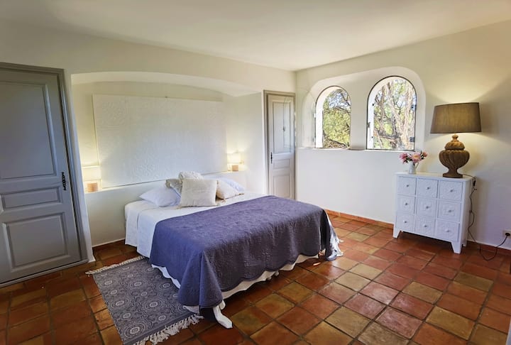 Villa Pastis, Bedroom 3, 1st Floor, WC and en suite bathroom