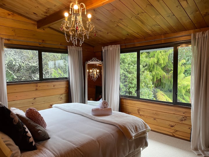 חדר השינה הראשי, שלווה, ומיטת קינג סייז נוחה במיוחד.