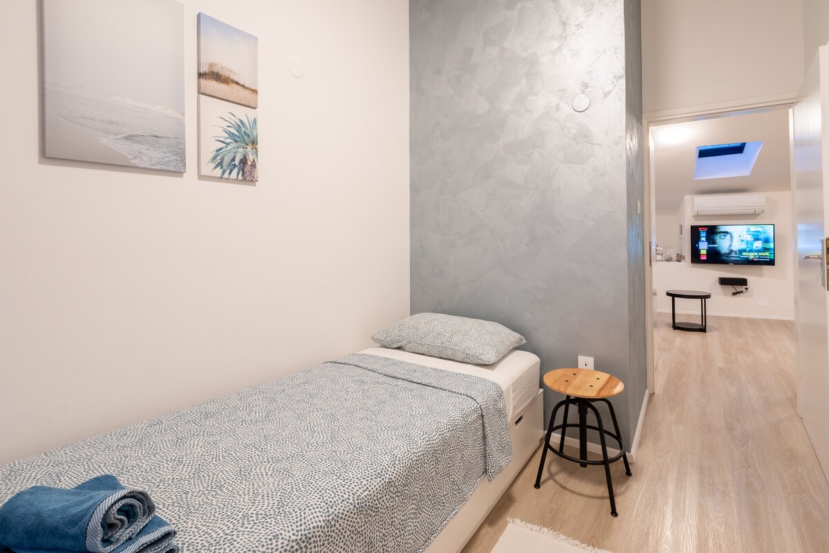 Un acogedor dormitorio con un cama de 80x200 centímetros.