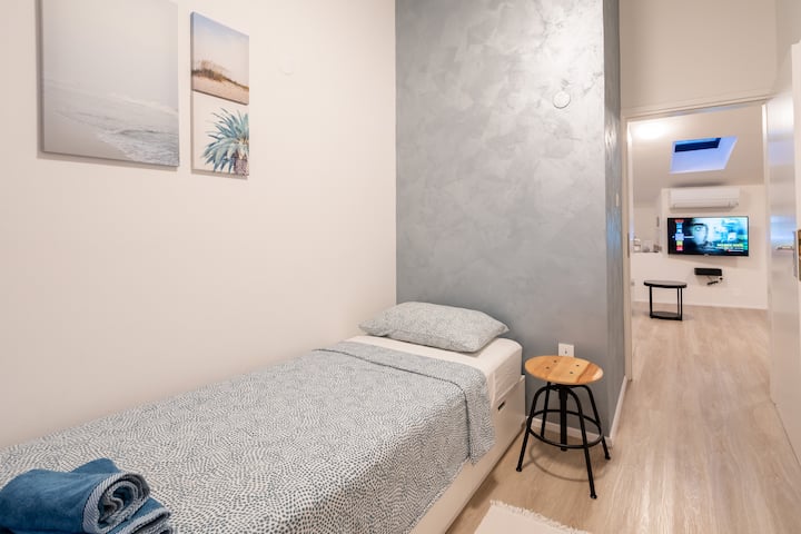 Მყუდრო ერთსაძინებლიანი, რომელშიც 80 × 200 სანტიმეტრიანი საწოლია.