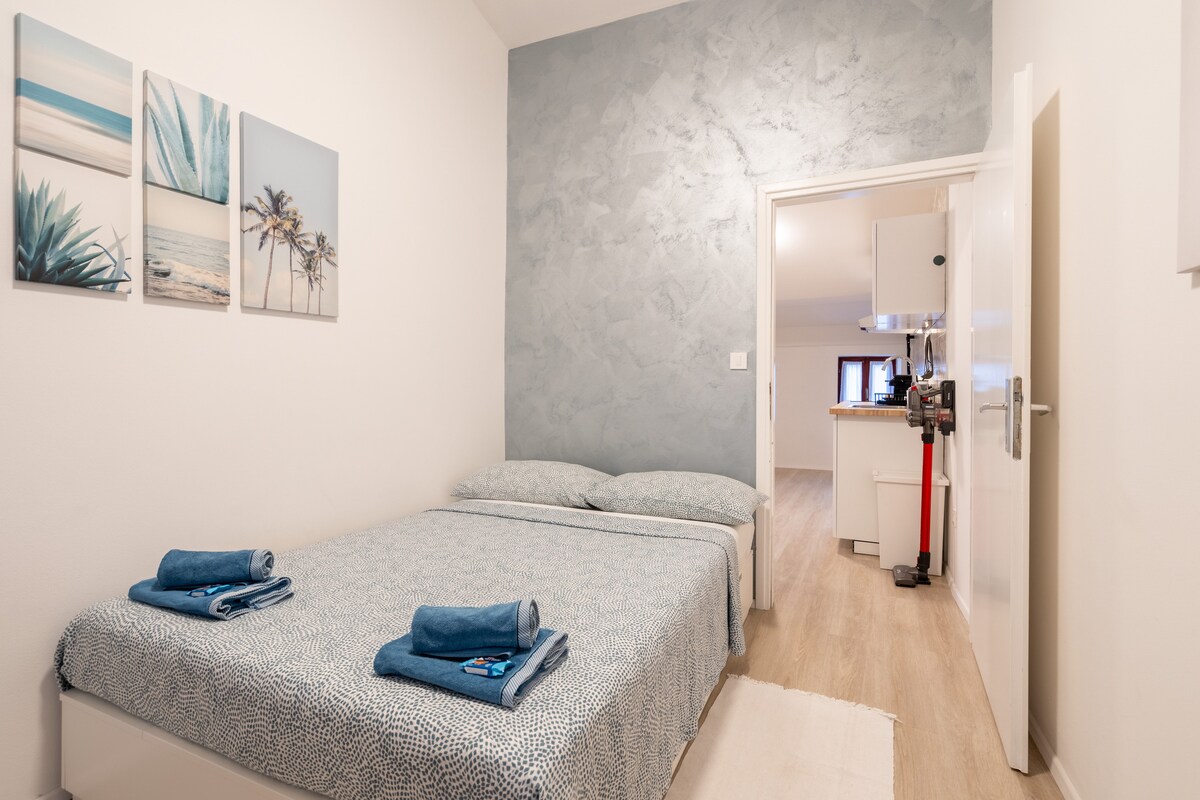 Un acogedor dormitorio doble con una cama de tamaño 160x200 para tu comodidad.