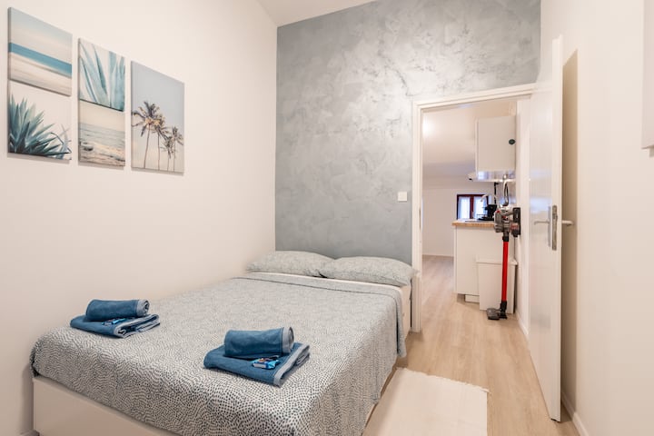 Მყუდრო ორადგილიანი საძინებელი 160 × 200 ზომის საწოლით თქვენი კომფორტისთვის.