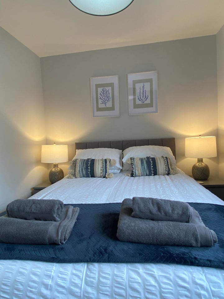 ¡Una hermosa cama tamaño king esponjosa y cómoda! ¡Perfecto para una buena noche de sueño!

¡Se proporcionan toallas para los huéspedes!