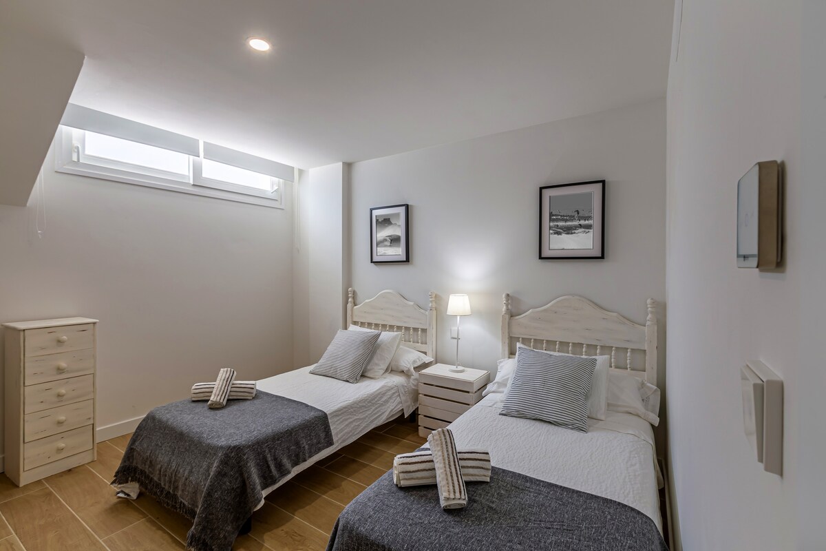 غرفة تضم سريرين فرديين