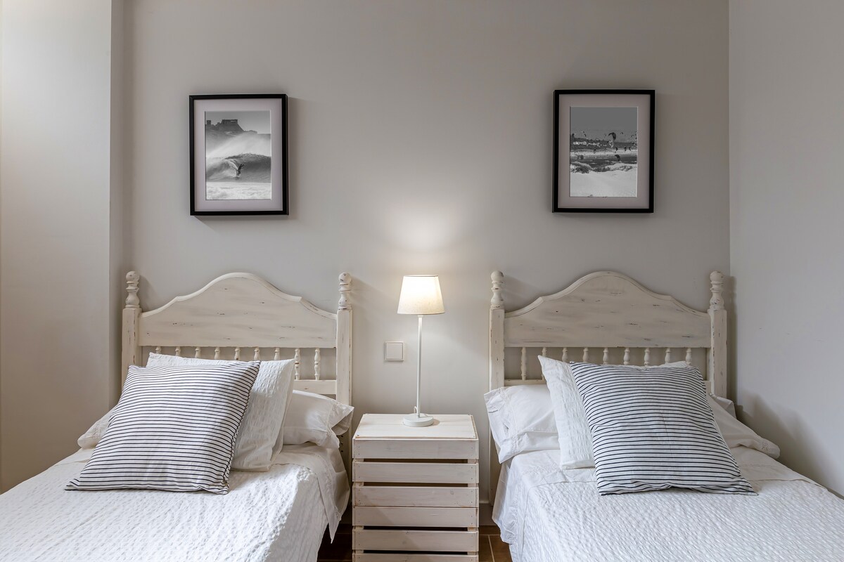 غرفة تضم سريرين فرديين