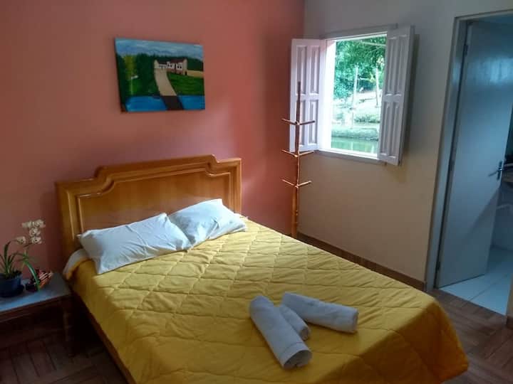 Suite 3. Kitanda cha watu wawili, kitanda kimoja,  feni,  bafu, valet iliyosimama na mwonekano wa ziwa.