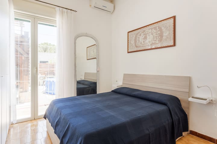 ห้องนอนแรกเปิดออกสู่ระเบียง 