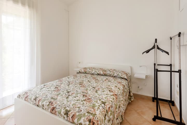 ห้องนอนห้องที่สองเปิดออกไปยังระเบียง ห้องพักทุกห้องมีเครื่องปรับอากาศในตัว