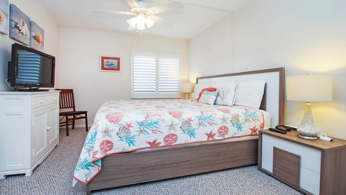 Dhoma e gjumit #1 me krevat dopio "king".  Banja e plotë #1 është në suitë për këtë dhomë gjumi. 