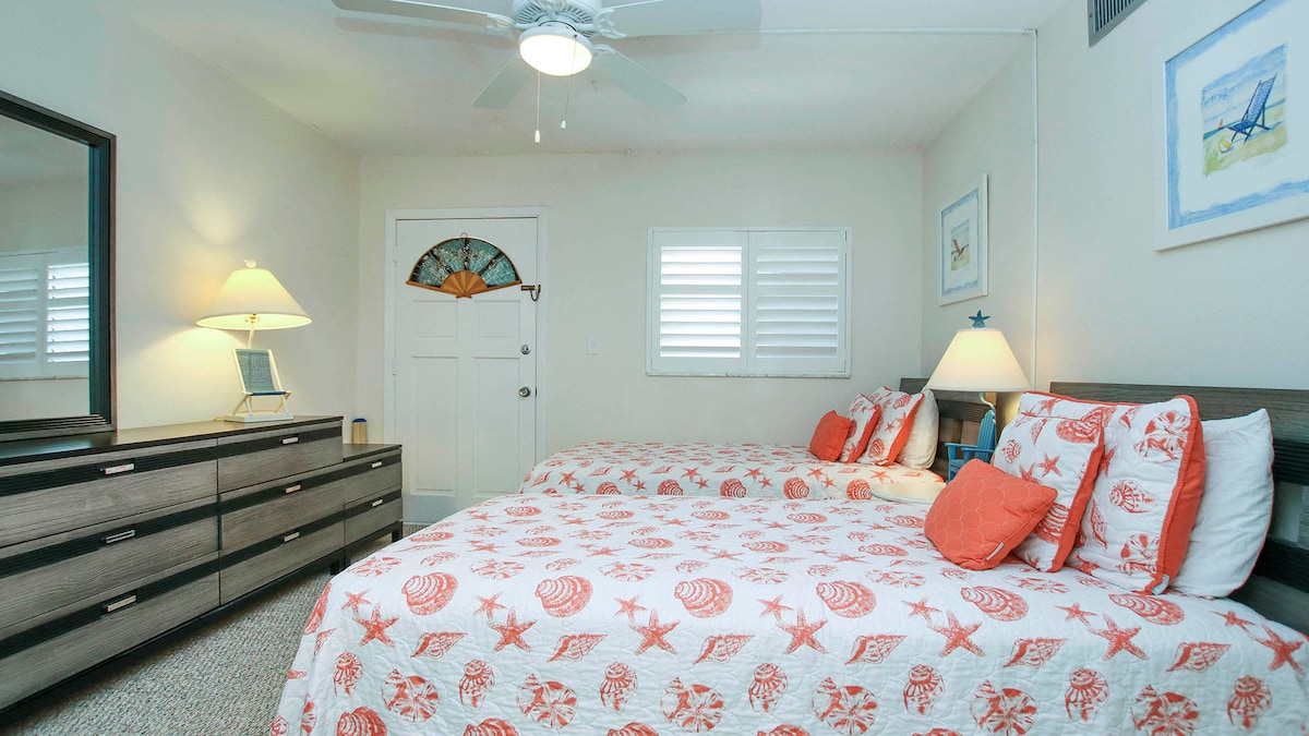 Dhoma e gjumit #2 me dy krevate me madhësi dyshe.  Banja e plotë #2 është në suitë për këtë dhomë gjumi. 