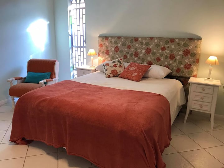 1号套房-上层-标准双人床、空调、衣柜和遮光窗帘。