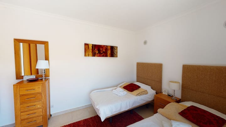 Chumba cha kulala 2. Vitanda viwili vya mtu mmoja na roshani ya kibinafsi