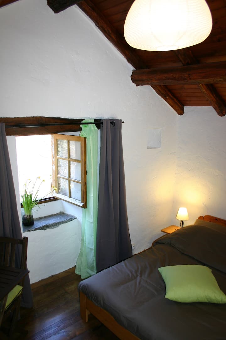 spavaća soba 2 _ bed in 140 _ je neovisna o ostatku smještaja, nalazi se u „Cleède” ( mala kamena zgrada) 10 m, s druge strane privatne terase.