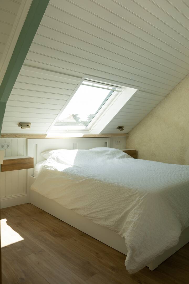 غرفة النوم رقم1 - غرفة نوم بسرير مزدوج كبير 160 × 200 وخزانة ملابس كبيرة