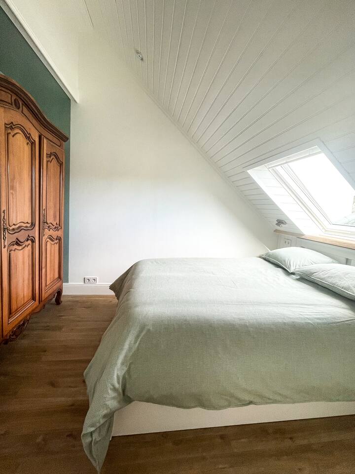 غرفة النوم رقم3 - غرفة نوم بسرير مزدوج 140 × 200 وخزانة ملابس